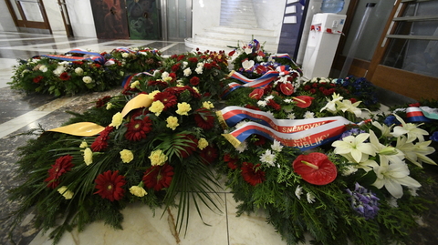 Věnce v budově Českého rozhlasu k 75. výročí Pražského povstání.