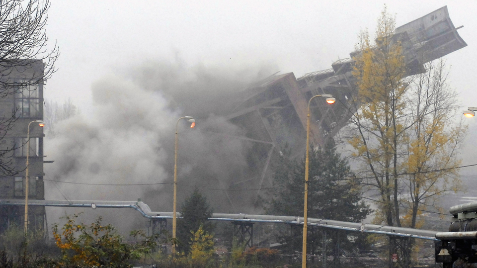 Deset kilogramů trhavin Semtex a Danubit poslalo 2. listopadu k zemi 300 tun těžkou a 49 metrů vysokou těžní věž jámy 2 Dolu Doubrava na Karvinsku. 
