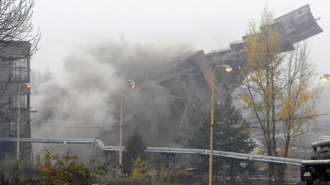 Deset kilogramů trhavin Semtex a Danubit poslalo 2. listopadu k zemi 300 tun těžkou a 49 metrů vysokou těžní věž jámy 2 Dolu Doubrava na Karvinsku. 