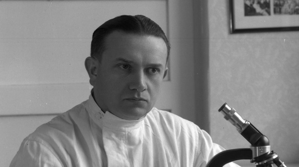 Doc. MUDr. Karel Raška, vědec - obor mikrobiologie a epidemiologie.