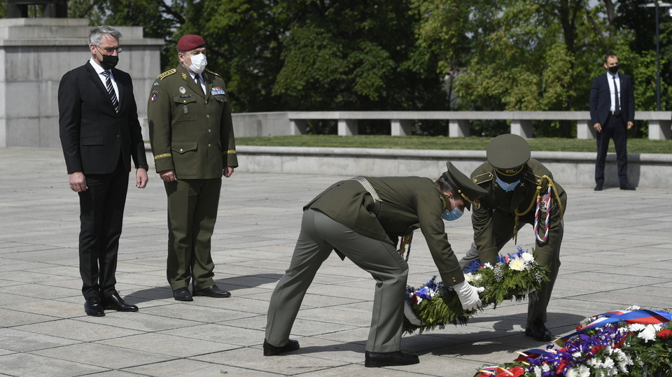 Foto z pokládání věnců.