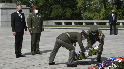 Foto z pokládání věnců.