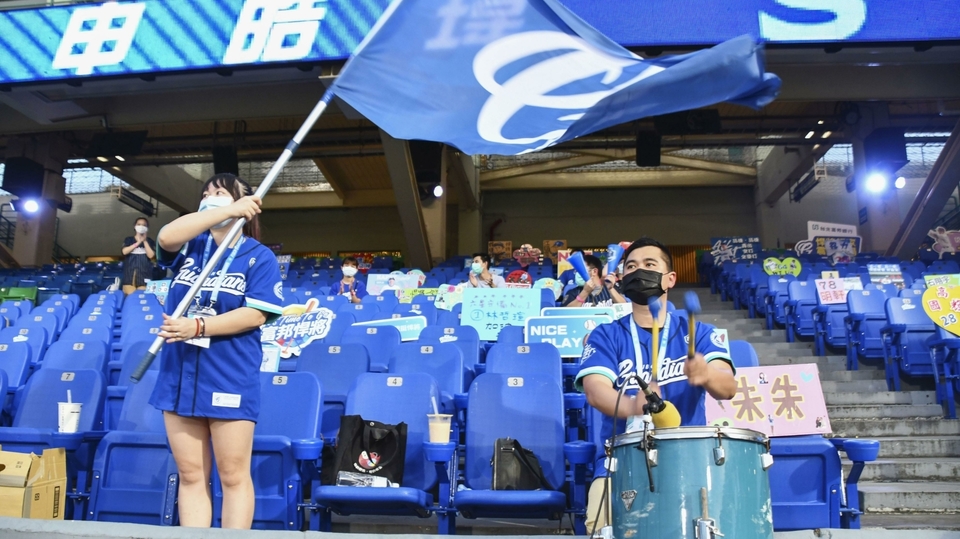 Fanoušci během baseballového utkání na Tchaj-wanu.