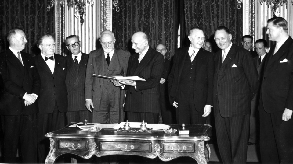 Podpis Pařížské smlouvy.