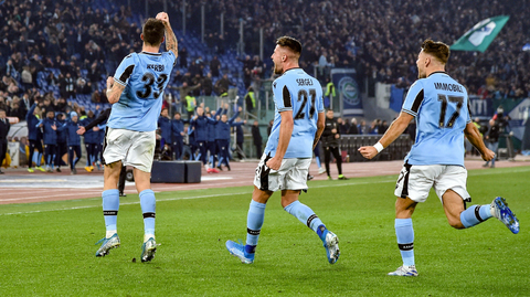 Fotbalisté Lazia Řím slaví branku.