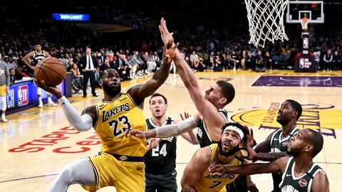 Diváci NBA se možná vrátí do hal až za rok.