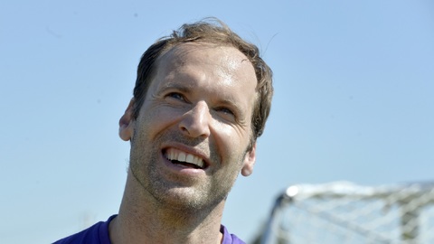 Brankář Čech piluje rozkleky doma v garáži.