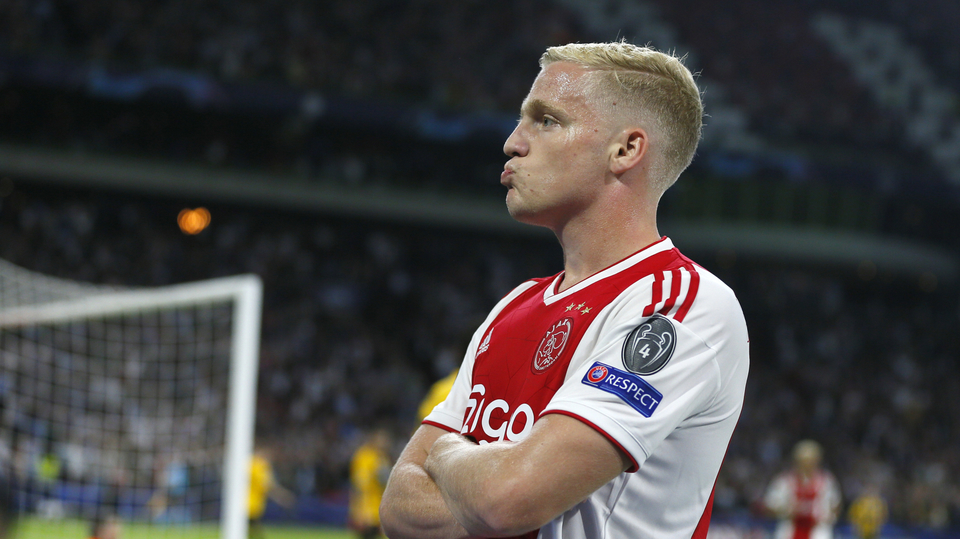 Záložník Ajaxu Donny van de Beek.