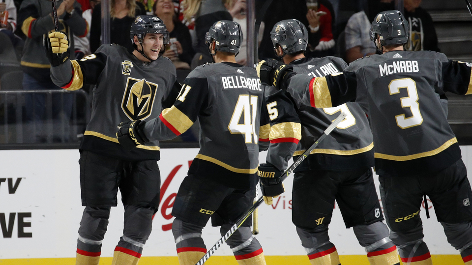 Hráči Vegas se radují po gólu Tomáše Noska (vlevo).