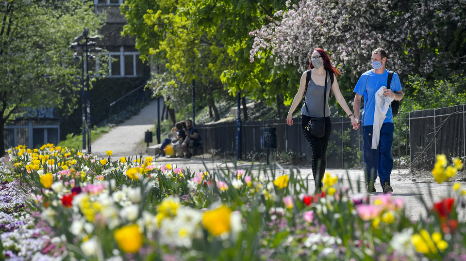 Začínají platit další výjimky z povinného nošení roušek.