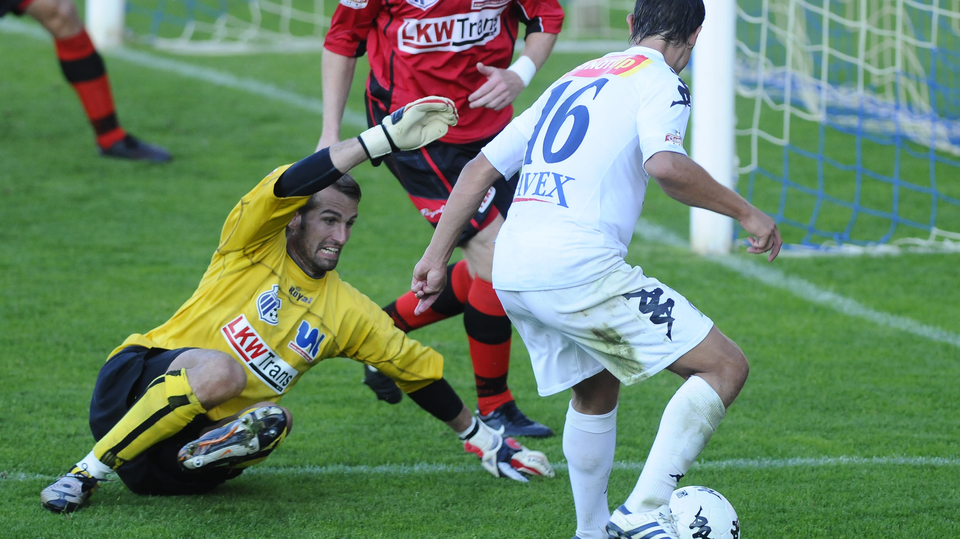 Brankář Radim Novák (ve žlutém) na snímku z roku 2010.