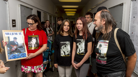 Příbuzní zavražděného u soudu v roce 2019.