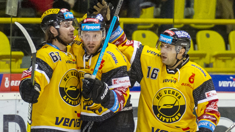 Zleva Marek Baránek z Litvínova, Tomáš Pospíšil z Litvínova a František Lukeš z Litvínova se radují z gólu.