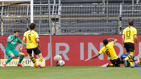 Roman Bürki (v zeleném) v utkání proti Schalke.