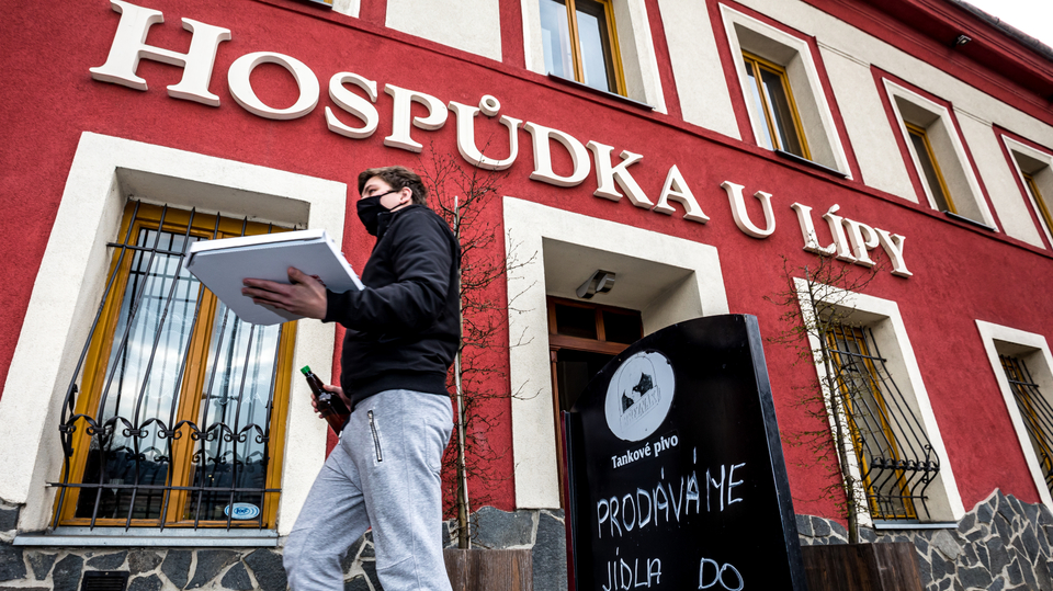 Řada restaurací zavedla dovážkovou službu jídla či prodej přes výdejní okénko.