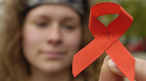 Červená stužka je symbolem pomoci lidem s AIDS.