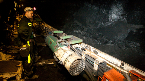 Horník v Dole Darkov (ilustrační foto).