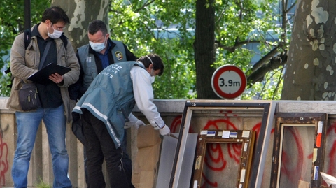 Policejní vyšetřování v Paříži v roce 2010.