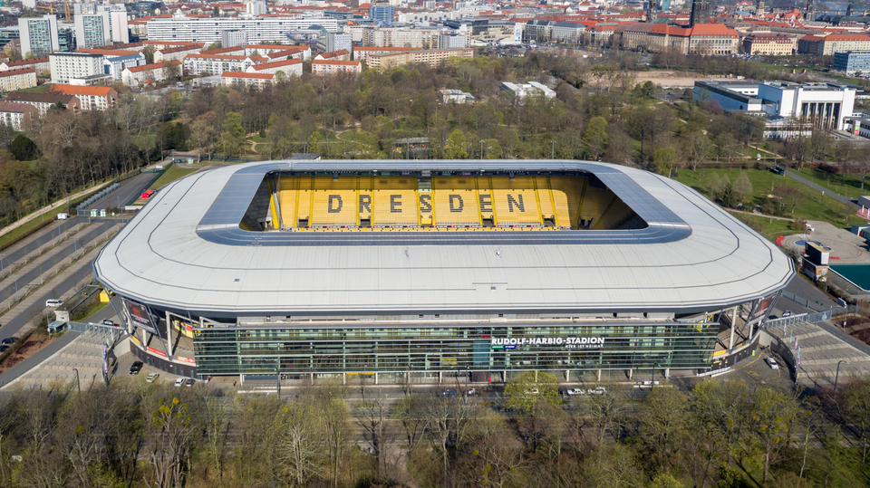 Soutěžní fotbal se na drážďanském stadionu ještě chvíli hrát nebude.