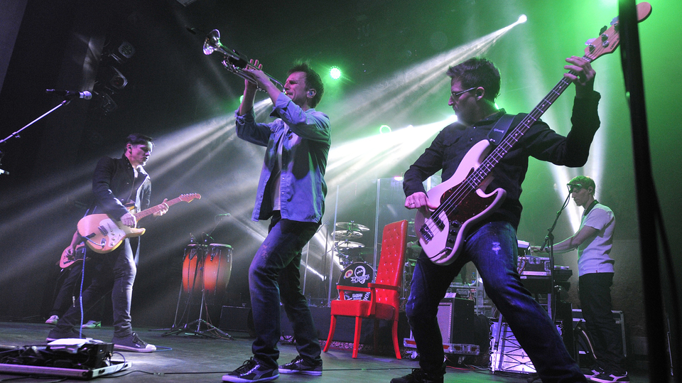 Zleva zpěvák Chinaski Michal Malátný, trumpetista Petr Kužvart a baskytarista Ondřej Škoch.