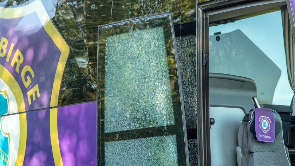 Autobus s fotbalisty Aue měl nehodu.