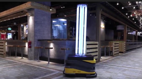 Robot v singapurském nákupním centru.