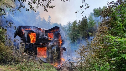 Požár historické chaty v lokalitě Na Tokáni.