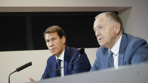 Jean Michel Aulas (vpravo) na tiskové konferenci.