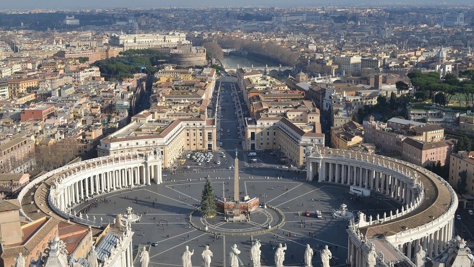Svatopetrské náměstí ve Vatikánu a panorama Říma.