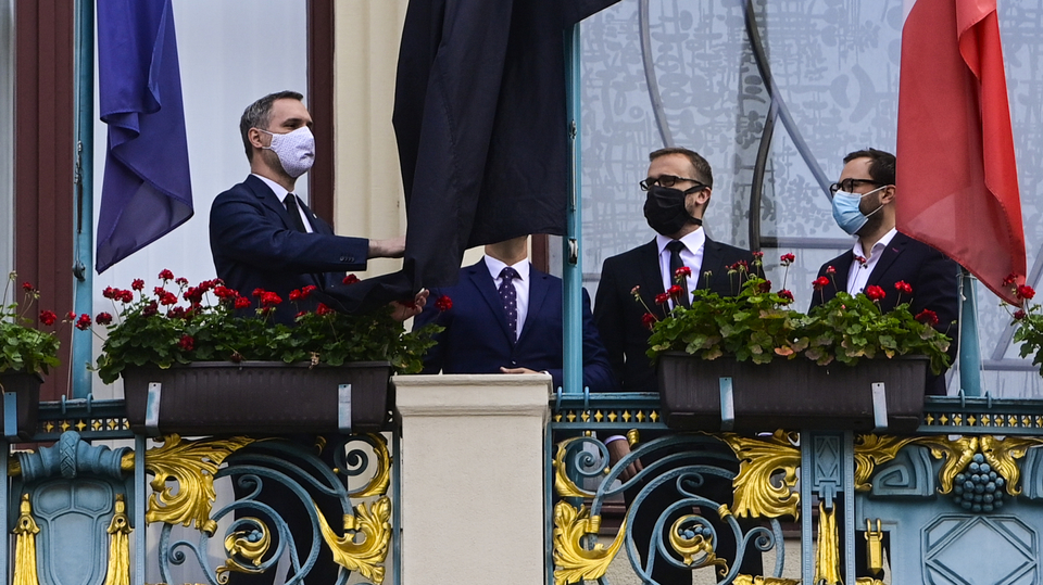 Zleva pražský primátor Zdeněk Hřib, jeho náměstek Pavel Vyhnánek a radní Jan Chabr vyvěsili 26. května na budovu magistrátu v Praze černou vlajku na podporu Černého dne pro obce a kraje, který v souvislosti s rozhodováním Sněmovny o kompenzačním bonusu vyhlásily Svaz měst a obcí ČR, Sdružení místních samospráv ČR a Spolek pro obnovu venkova ČR.