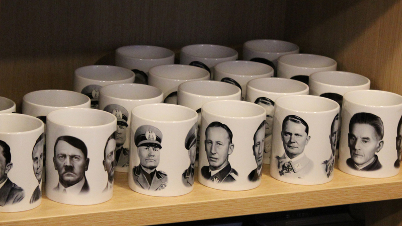 Hrníčky s podobiznami nacistických lídrů z produkce nakladatelství Naše vojsko. 