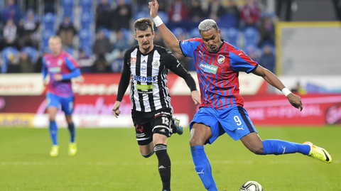 Zleva Benjamin Čolič z Českých Budějovic a Jean-David Beauguel z Plzně.