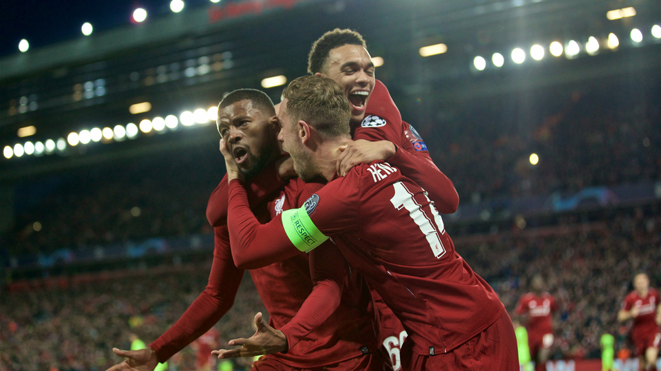 Fotbalisté Liverpoolu slaví vstřelený gól.