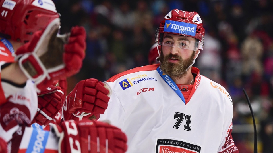 Chalupa míří do NHL, upsal se Chicagu.