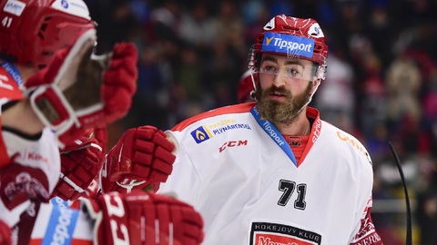 Chalupa míří do NHL, upsal se Chicagu.