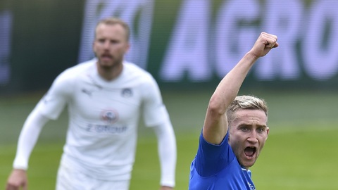 Kuchta děkuje "kotli" za plotem.