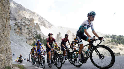 V popředí německý cyklista Emanuel Buchmann.