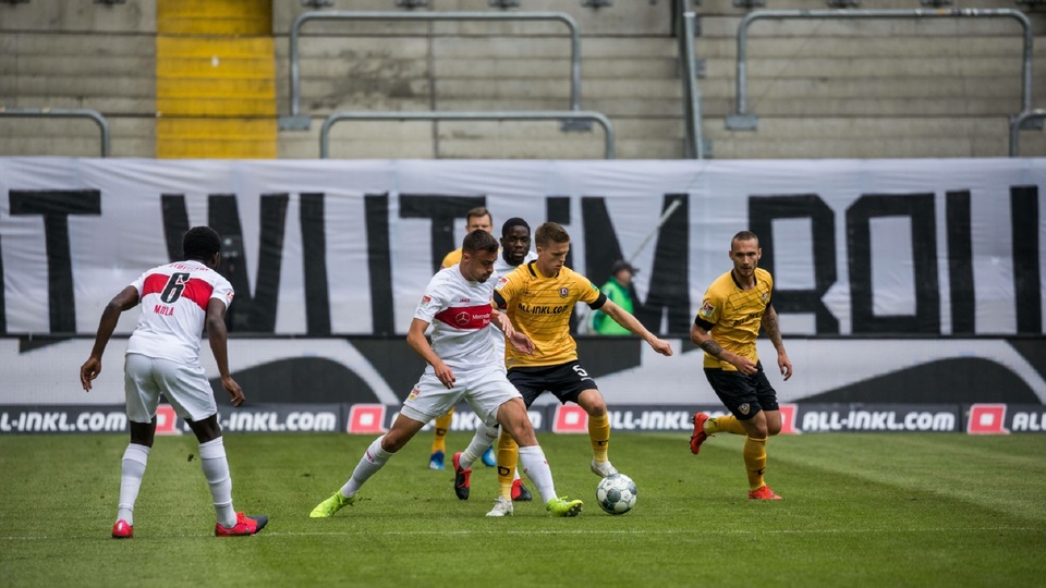 Německé hráče přivítal ohňostroj od fanoušků.