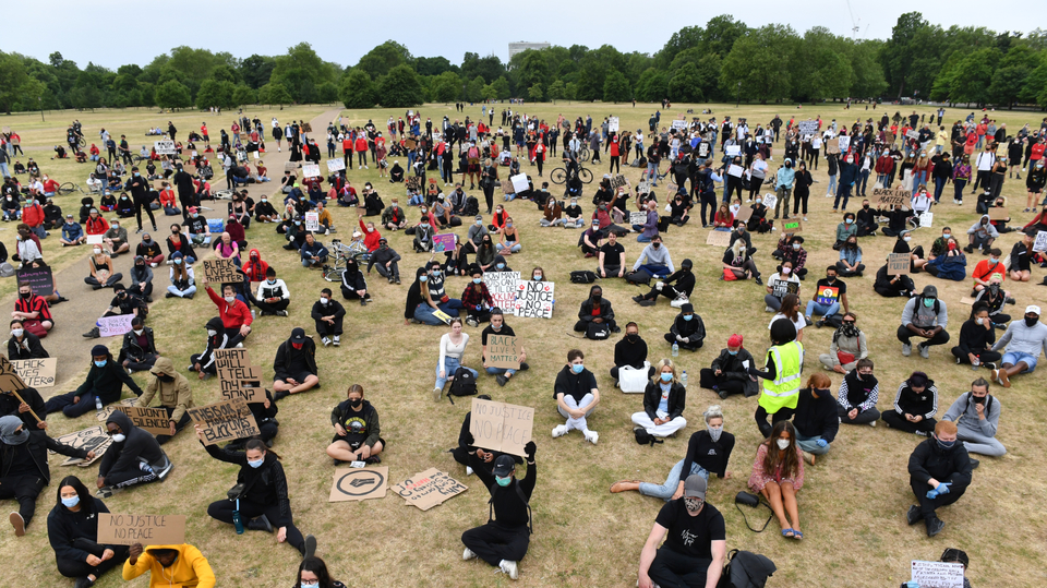 Demonstrace v Londýně podporující protesty v USA. 