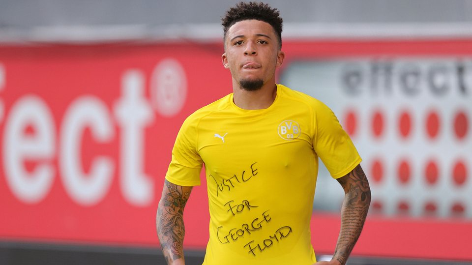 Jadon Sancho z Dortmundu a jeho popisek na triku, kterým podporuje zabitého Floyda.