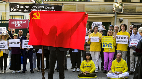 Protest před velvyslanectvím.