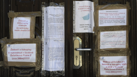Oblepené dveře úřadu práce na Praze 2.