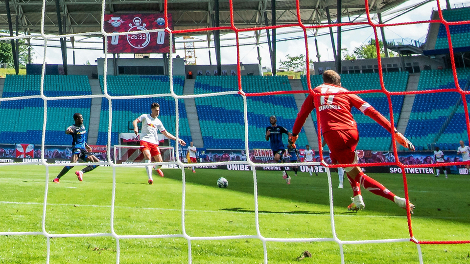 Patrik Schick dává gól v utkání proti Mohuči.