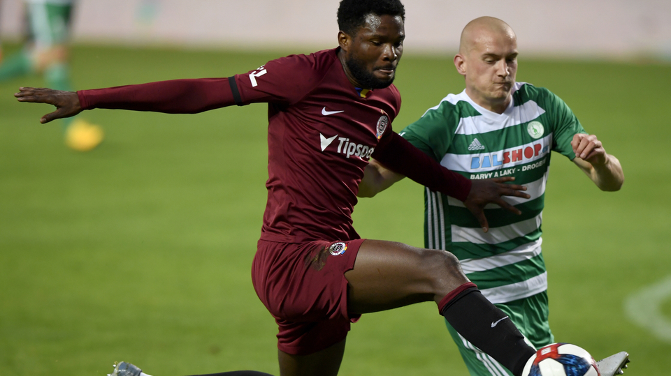 Zleva Benjamin Tetteh ze Sparty a Daniel Köstl z Bohemians.