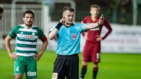 Hlavní sudí Proske.