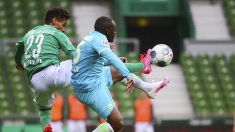 Předposlední Brémy po gólu v závěru prohrály.