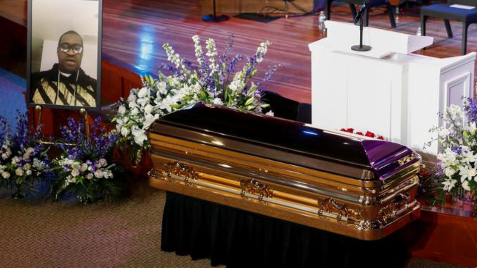 Rakev s tělem George Floyda. 