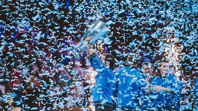 Roger Federer s pohárem z LaverCup.