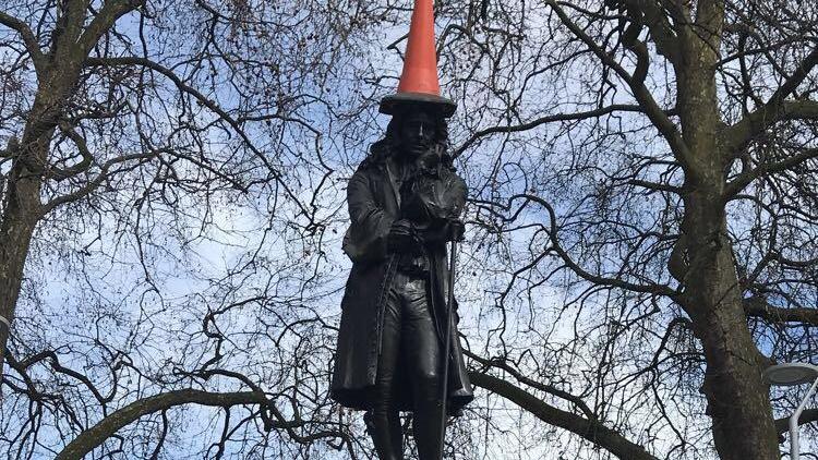 Socha otrokáře Edwarda Colstona s kuželem na hlavě.