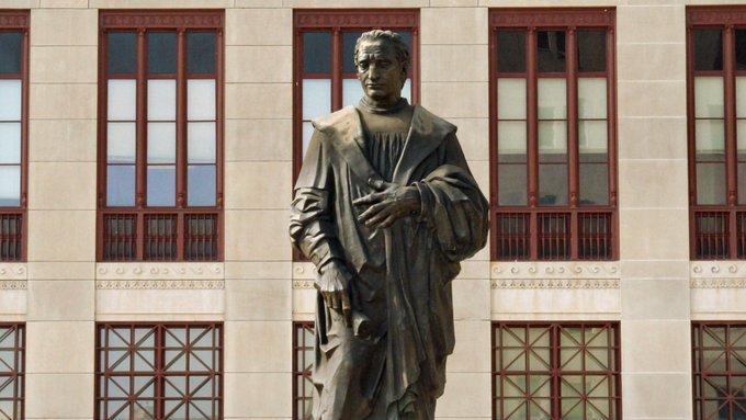 Socha mořeplavce Kryštofa Kolumba.